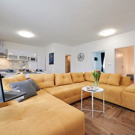 New 4* Apartman Zoa In 트로기르 외부 사진