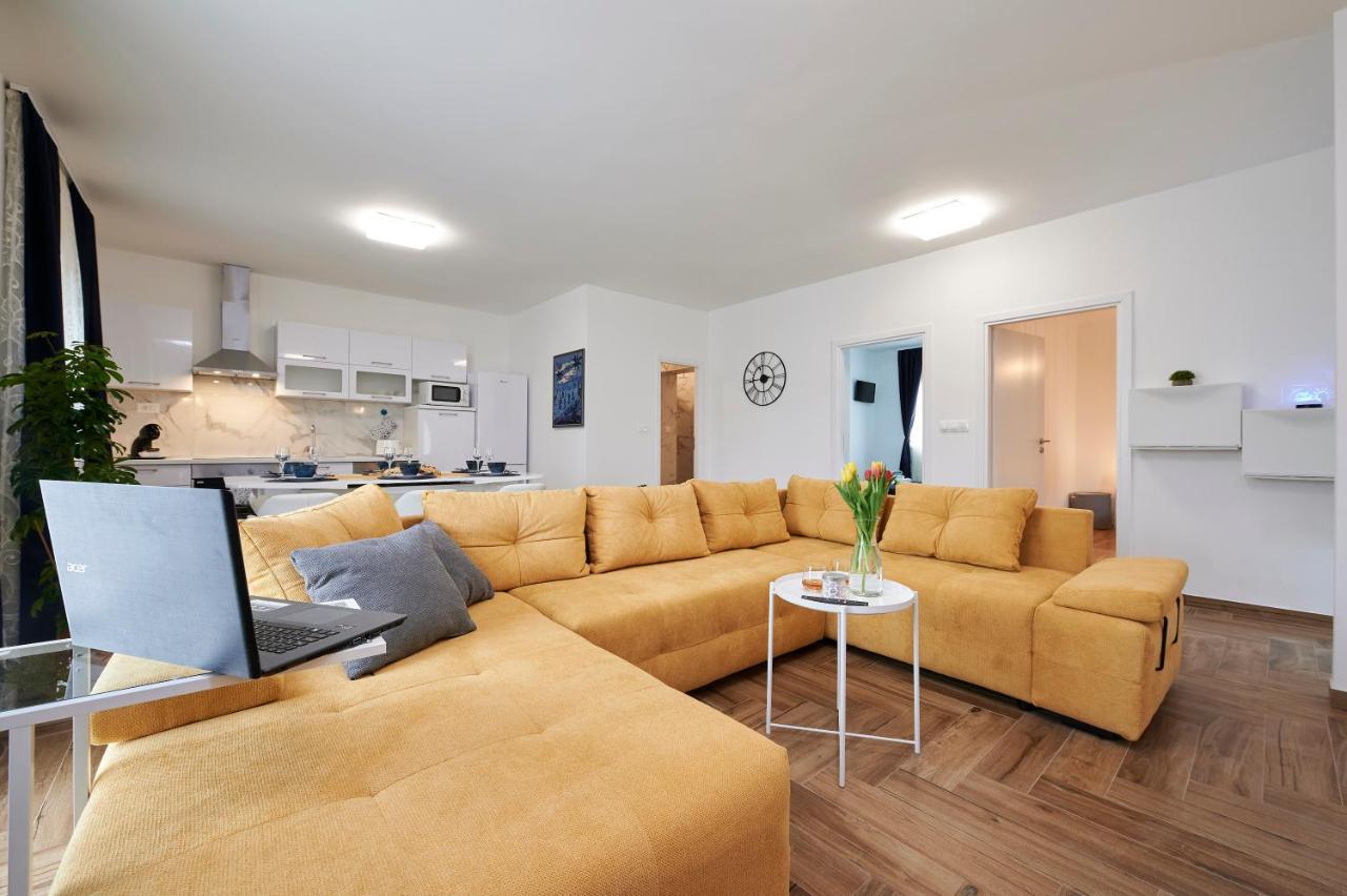 New 4* Apartman Zoa In 트로기르 외부 사진