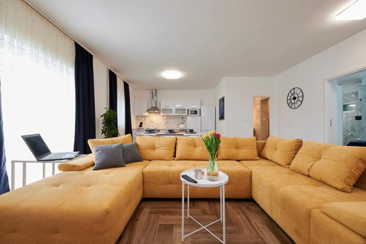 New 4* Apartman Zoa In 트로기르 외부 사진